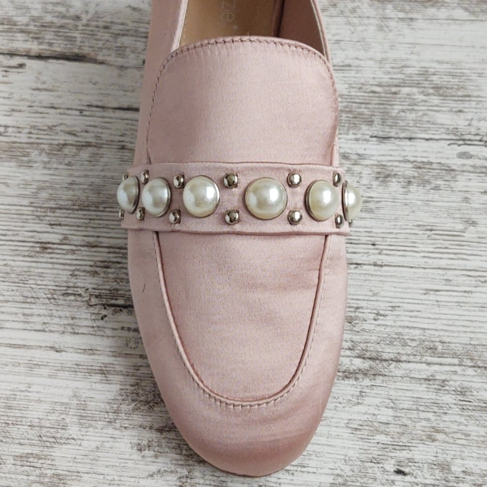🟨ShoeDazzle Lt Pink Satin Pearl Silver Stud Flat..Super Cute🥰 - Picture 3 of 16